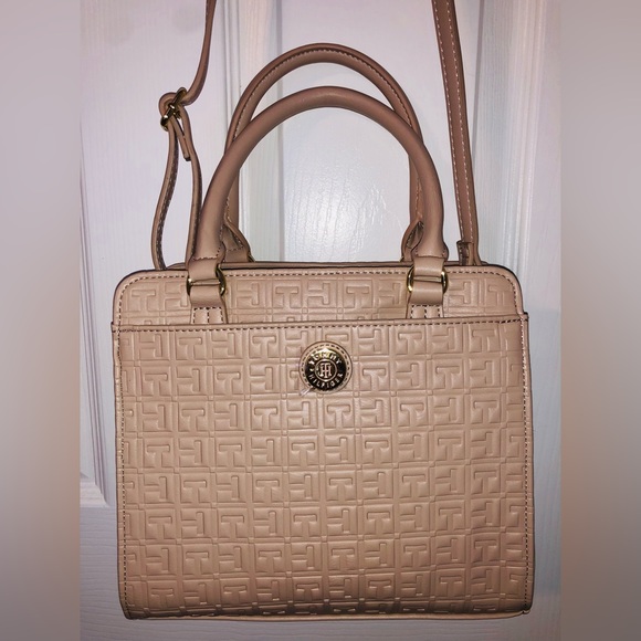Tommy Hilfiger Handbags - Tommy Hilfiger purse